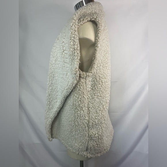 Eddie Bauer Sherpa vest, very fluffy and warm! - Picture 5 of 5